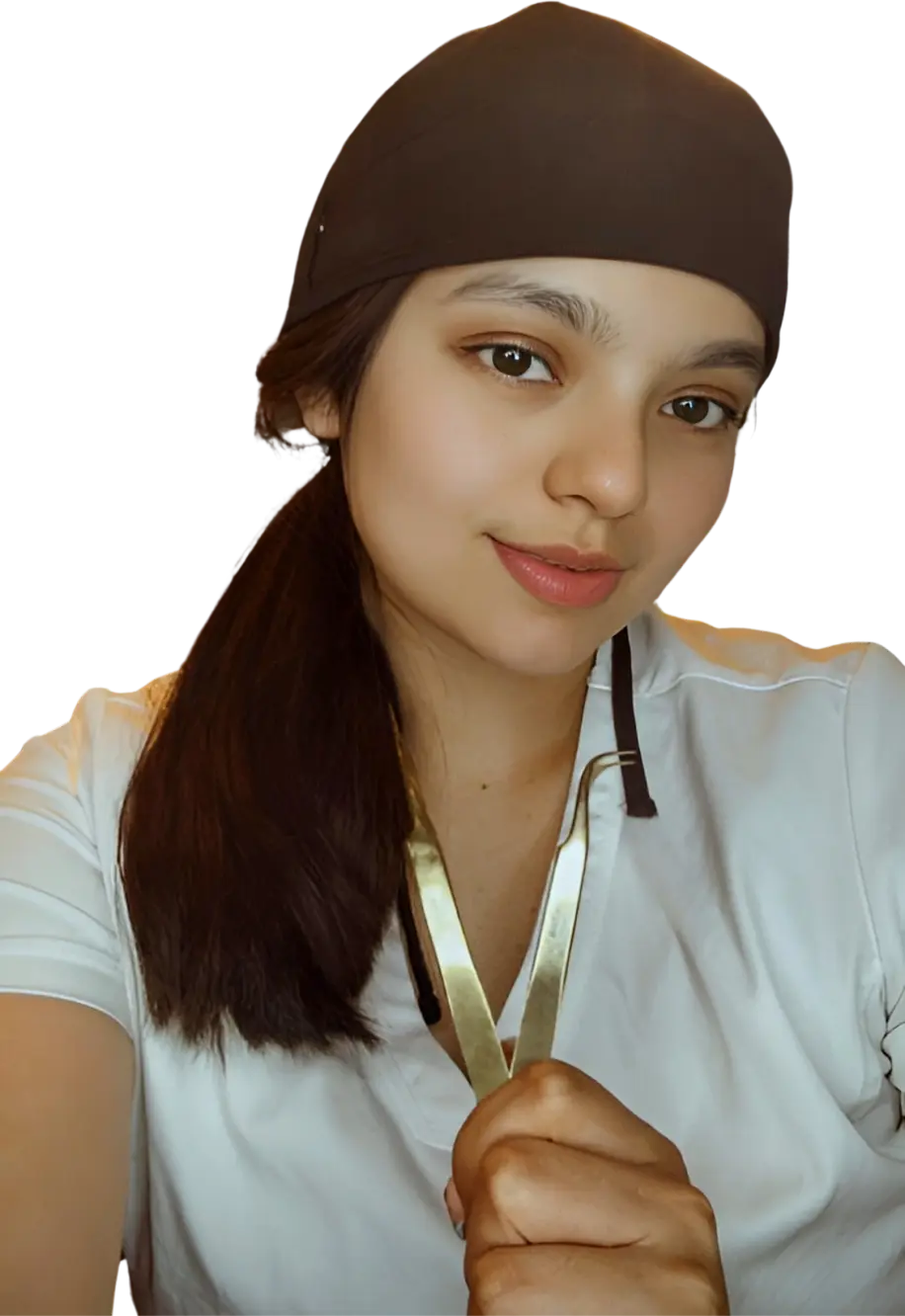 Smiling woman in brown cap and white shirt, holding lash technician tools, representing founder of Lasheristako.